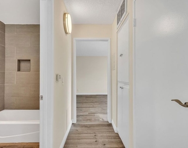 6212 Fulton Avenue - Photo Thumbnail 9