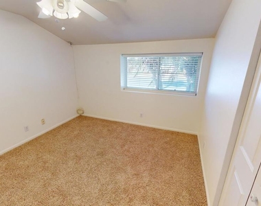 652 Debbie Street - Photo Thumbnail 11