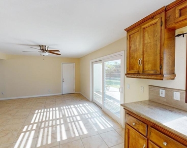 652 Debbie Street - Photo Thumbnail 6
