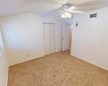 652 Debbie Street - Photo Thumbnail 12