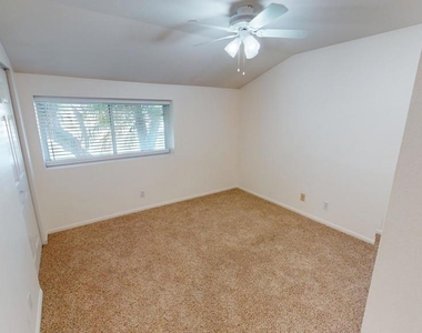 652 Debbie Street - Photo Thumbnail 9