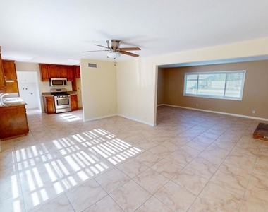 652 Debbie Street - Photo Thumbnail 3