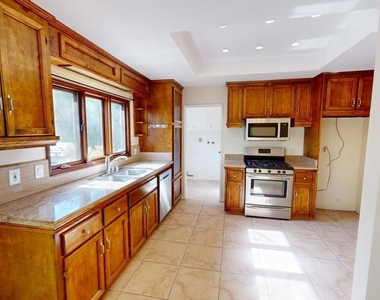 652 Debbie Street - Photo Thumbnail 4