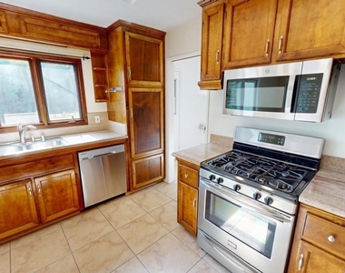 652 Debbie Street - Photo Thumbnail 5
