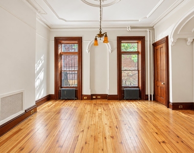 557 Carlton Avenue - Photo Thumbnail 8