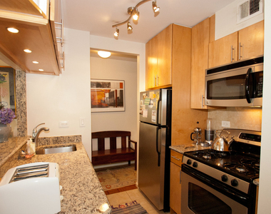 275 Greenwich Street - Photo Thumbnail 3