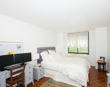 275 Greenwich Street - Photo Thumbnail 4