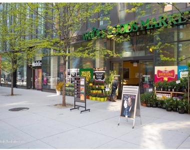 275 Greenwich Street - Photo Thumbnail 10