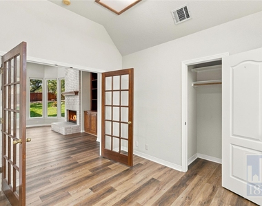 501 Rolling Green Dr - Photo Thumbnail 6