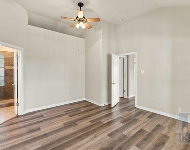 501 Rolling Green Dr - Photo Thumbnail 15