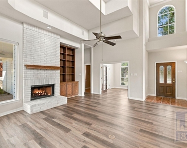 501 Rolling Green Dr - Photo Thumbnail 5
