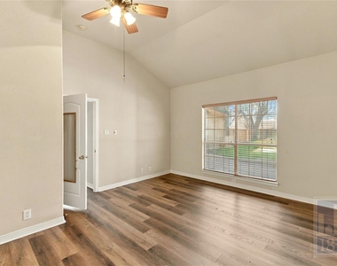 501 Rolling Green Dr - Photo Thumbnail 16