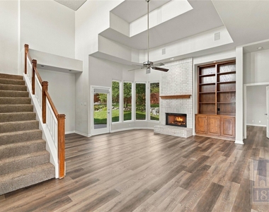 501 Rolling Green Dr - Photo Thumbnail 3