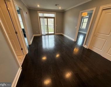 200 N Sycamore Street - Photo Thumbnail 2