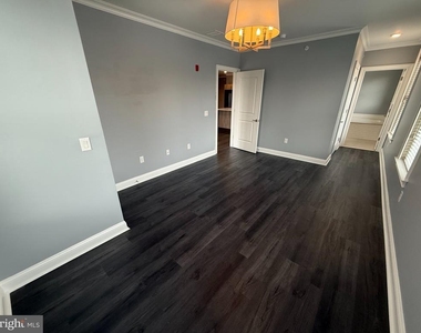 200 N Sycamore Street - Photo Thumbnail 4