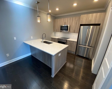 200 N Sycamore Street - Photo Thumbnail 6