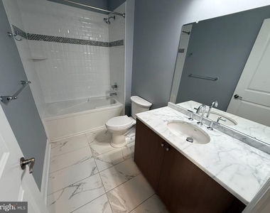 200 N Sycamore Street - Photo Thumbnail 3