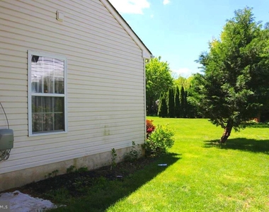 211 Laurel Avenue - Photo Thumbnail 2