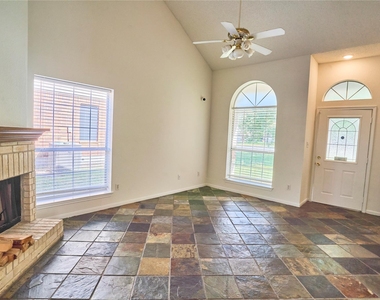 2307 Davis St - Photo Thumbnail 4