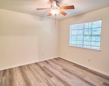 2307 Davis St - Photo Thumbnail 21
