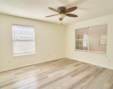 2307 Davis St - Photo Thumbnail 9