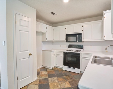 2307 Davis St - Photo Thumbnail 7