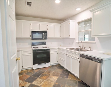 2307 Davis St - Photo Thumbnail 6