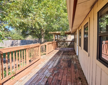 2307 Davis St - Photo Thumbnail 13
