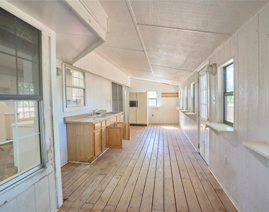 2307 Davis St - Photo Thumbnail 11