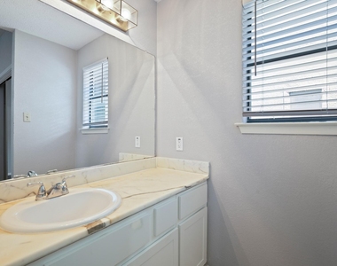 807 W 25th St - Photo Thumbnail 11