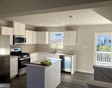 39 F Parsons Boulevard - Photo Thumbnail 4