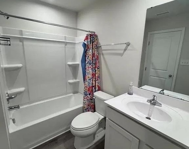 39 F Parsons Boulevard - Photo Thumbnail 9