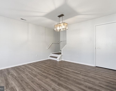 303 Oswego Court - Photo Thumbnail 6