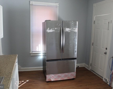 221 W Howard Street - Photo Thumbnail 6
