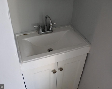 221 W Howard Street - Photo Thumbnail 13