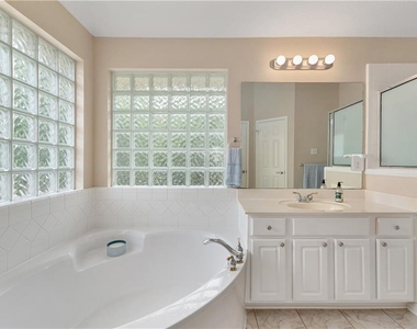 1404 Hunter Ace Way - Photo Thumbnail 16
