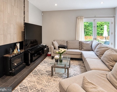 9109 Friar Road - Photo Thumbnail 10