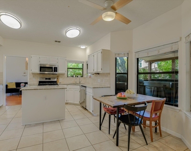 1104 Crestview St - Photo Thumbnail 7