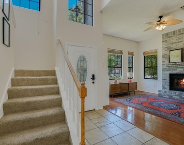 1104 Crestview St - Photo Thumbnail 2