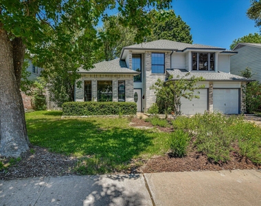 1104 Crestview St - Photo Thumbnail 1