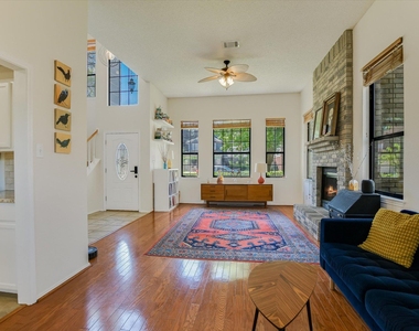 1104 Crestview St - Photo Thumbnail 5