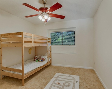 1104 Crestview St - Photo Thumbnail 14