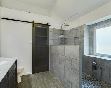 1104 Crestview St - Photo Thumbnail 10