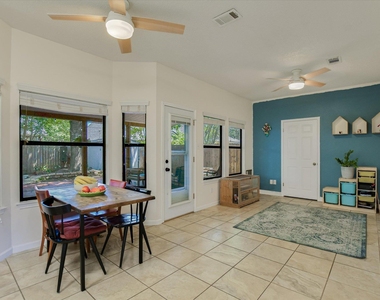 1104 Crestview St - Photo Thumbnail 6