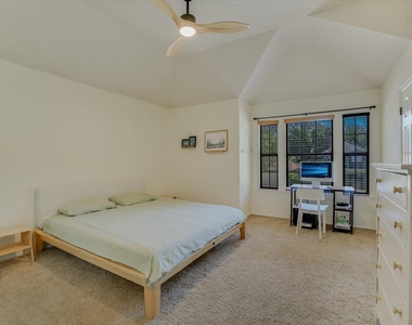1104 Crestview St - Photo Thumbnail 9