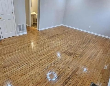 604 Burlington Court - Photo Thumbnail 4