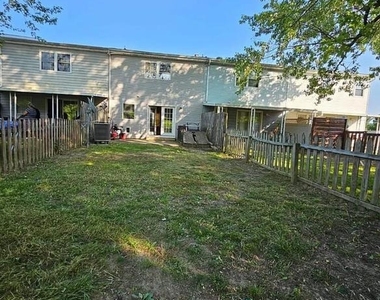 604 Burlington Court - Photo Thumbnail 6