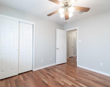 7104 Quimper Ln - Photo Thumbnail 10