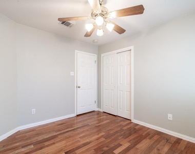 7104 Quimper Ln - Photo Thumbnail 12
