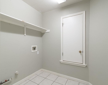 7104 Quimper Ln - Photo Thumbnail 20